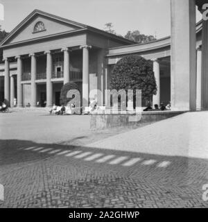 Wandelhalle Kurbad im Bad Oeynhausen, Deutschland 1930 er Jahre. Hall d'une station thermale Bad Oeynhausne, Allemagne 1930. Banque D'Images