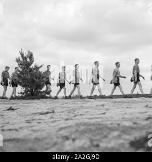Hitlejugend marschiert in einer Reihe dans Westfalen, Deutschland 1930er Jahre. Jeunes Hitler marcher une ligne dans Westfalia, Allemagne 1930. Banque D'Images