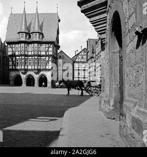 Der la Hauptmarkt mit dem Rathaus in der Innenstadt von Alsfeld en Hesse, Deutschland 1930 er Jahre. Marché principal et l'hôtel de ville d'Alsfeld en Hesse, Allemagne 1930. Banque D'Images