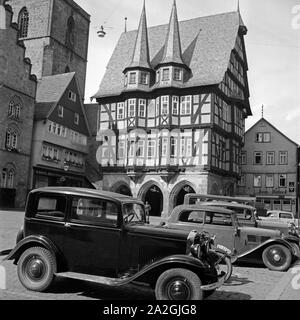 Autos parken auf dem Hanrapetutyan vor dem Rathaus à Alsfeld en Hesse, Deutschland 1930 er Jahre. Parking voitures sur place principale du marché, en face de l'hôtel de ville d'Alsfeld en Hesse, Allemagne 1930. Banque D'Images