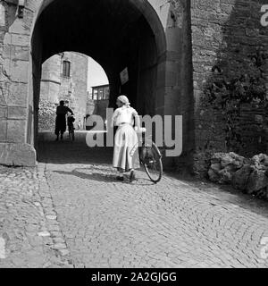 Fahhradtouristen besichtigen die Burg Waldeck am Edersee en Hesse, Deutschland 1930 er Jahre. Location de touristes qui visitent le château de Waldeck au lac Edersee en Hesse, Allemagne 1930. Banque D'Images