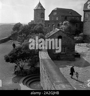 Die Burg Waldeck am Edersee en Hesse, Deutschland 1930 er Jahre. Le château de Waldeck au lac Edersee en Hesse, Allemagne 1930. Banque D'Images