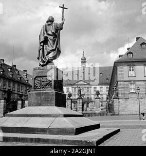 Das von Louis Kolitz vor dem Bonifatiusdenkmal erdachte Stadtschloß à Fulda, Deutschland 1930 er Jahre. Saint Boniface monument situé en face de la ville château à Fulda, Allemagne 1930. Banque D'Images