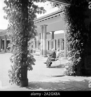 Kurgäste sich erholen dans der Sonne beim Kurhaus à Bad Nauheim, Deutschland 1930 er Jahre. Vous pourrez vous détendre dans le spa de Bad Nauheim cour spa resort, Allemagne 1930. Banque D'Images