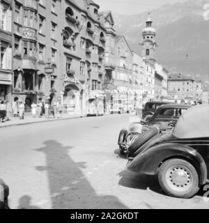 Die Mariensäule dans der belebten Maria-Theresien-Strasse à Innsbruck en Autriche, Deutschland 1930 er Jahre. La colonne à occupé la rue Maria-Theresien-Strasse à Innsbruck en Autriche, l'Allemagne des années 1930. Banque D'Images