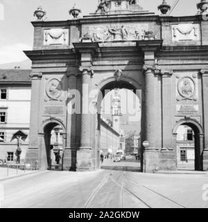 Die Triumphpforte à Innsbruck en Autriche, Deutschland 1930 er Jahre. Triumph gate à Innsbruck en Autriche, l'Allemagne des années 1930. Banque D'Images