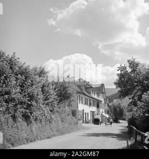 Dorfstraße im Schwarzwald, Deutschland 1930 er Jahre. Rue dans un village de région de la Forêt-Noire, Allemagne 1930. Banque D'Images