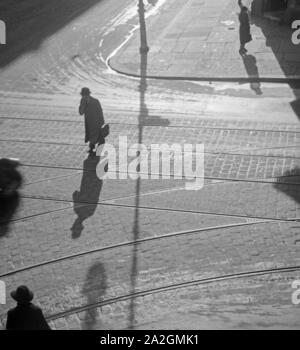 Die Menschen in Berlin lange Schatten werfen, Deutschland 1930er Jahre. personnes à la rue à Berlin avec leurs ombres, Allemagne 1930. Banque D'Images