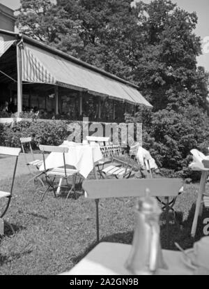 Außengastronomie die im Garten und Deutschland, 1930er Jahre. La gastronomie en plein air dans le jardin d'un restaurant, l'Allemagne des années 1930. Banque D'Images