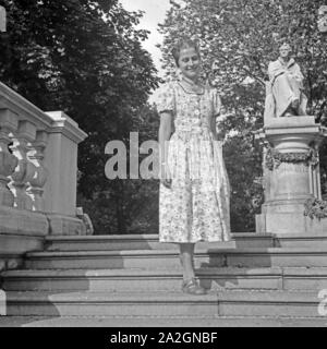 Eine junge Frau posiert vor dem Justus von Liebig Denkmal à München, Deutschland 1930er Jahre. Une jeune femme posant en face de Justus von Liebig monument situé à Munich, Allemagne 1930. Banque D'Images