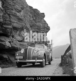 Mit dem Opel zu einem Ausflug, Österreich 1930 er Jahre. Avec une Opel décapotable à travers les rochers, l'Autriche, 1930. Banque D'Images