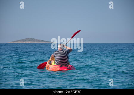 Vue arrière du senior man paddling en kayak sur Mer Adriatique Banque D'Images