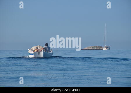 Vue arrière du bateau traditionnel en bois avec la voile sur la mer Adriatique pêcheur Banque D'Images