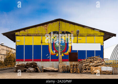 Close-up du drapeau national de l'Equateur peint sur la paroi métallique de l'entrepôt d'un grand territoire fermé un jour d'été. Le concept d'espace de stockage Banque D'Images
