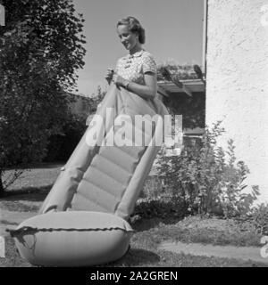 Eine junge Frau mit einer Luftmatratze, 1930er Jahre Deutschland. Une jeune femme avec un matelas, Allemagne 1930. Banque D'Images