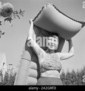 Eine junge Frau mit einer Luftmatratze, 1930er Jahre Deutschland. Une jeune femme avec un matelas, Allemagne 1930. Banque D'Images