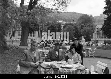 Ein Nachmittag bei Kaffee und Kuchen à Karlsbad, Deutsches Reich 1930er Jahre. Un après-midi avec café et gâteaux à Karlsbad, Allemagne 1930. Banque D'Images