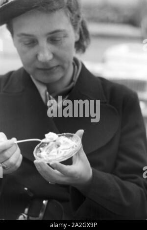 Ein Nachmittag bei Kaffee und Kuchen à Karlsbad, Deutsches Reich 1930er Jahre. Un après-midi avec café et gâteaux à Karlsbad, Allemagne 1930. Banque D'Images