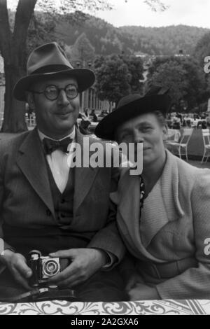 Ein Nachmittag bei Kaffee und Kuchen à Karlsbad, Deutsches Reich 1930er Jahre. Un après-midi avec café et gâteaux à Karlsbad, Allemagne 1930. Banque D'Images