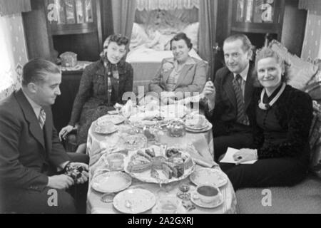 Ein Nachmittag bei Kaffee und Kuchen à Karlsbad, Deutsches Reich 1930er Jahre. Un après-midi avec café et gâteaux à Karlsbad, Allemagne 1930. Banque D'Images