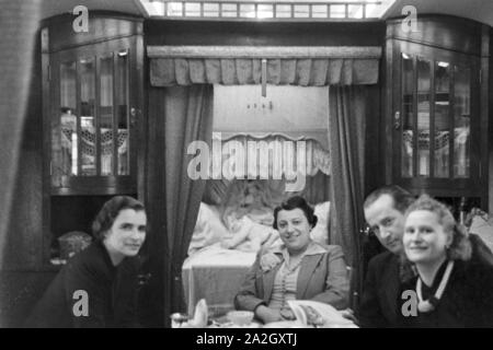 Ein Nachmittag bei Kaffee und Kuchen à Karlsbad, Deutsches Reich 1930er Jahre. Un après-midi avec café et gâteaux à Karlsbad, Allemagne 1930. Banque D'Images