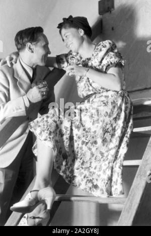 Ein Paar auf einem Volksfest en Wien, Deutsches Reich 1930er Jahre. Un couple à une fête folklorique à Vienne, l'Allemagne des années 1930. Banque D'Images