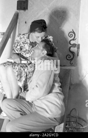 Ein Paar auf einem Volksfest en Wien, Deutsches Reich 1930er Jahre. Un couple à une fête folklorique à Vienne, l'Allemagne des années 1930. Banque D'Images