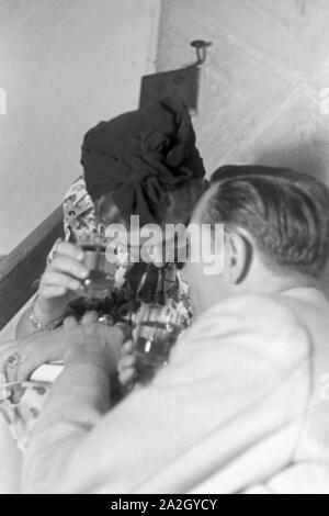 Ein Paar auf einem Volksfest en Wien, Deutsches Reich 1930er Jahre. Un couple à une fête folklorique à Vienne, l'Allemagne des années 1930. Banque D'Images