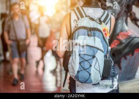 Les jeunes voyageurs asiatiques backpacker marché plein air à Bangkok, Thaïlande / focus Blur Banque D'Images