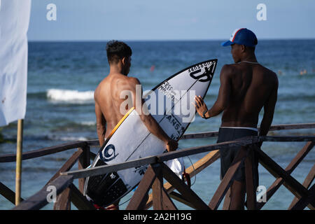 Les surfeurs à marcher le long de la promenade de Cloud 9,l'île de Siargao, Philippines Banque D'Images