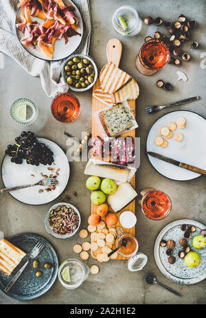 Au milieu de l'été avec pique-nique de saison vin rose, fromage, charcuterie et fruits Banque D'Images