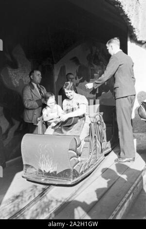 Ein Ausflug in den Wiener Vergnügungspark (Wiener Prater), Deutsches Reich 1930er Jahre. Un voyage dans le parc de loisirs du Prater de Vienne (Vienne), Allemagne 1930 Banque D'Images