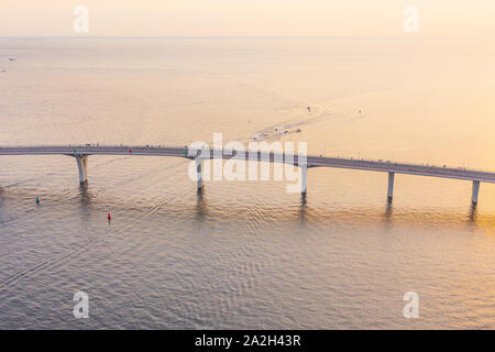 Passerelle au-dessus de la baie au coucher du soleil, vue aérienne Banque D'Images
