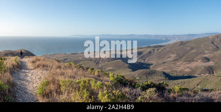 On trail avec vue sur océan Pacifique à Montana de Oro State Park, Los Osos, California, USA Banque D'Images