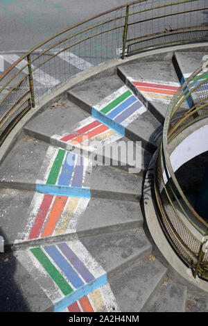 En colimaçon urbaine avec la conception géométrique colorée Arles Provence France Banque D'Images