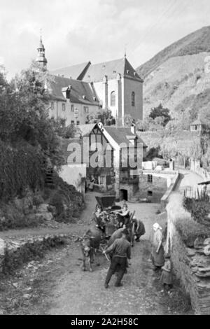 Dans Moselbauern Beilstein auf dem Weg zur Arbeit in den Weinberg, Deutschland 1930 er Jahre. Les vignerons sur leur lieu de travail, de l'Allemagne des années 1930. Banque D'Images