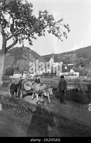 Dans Moselbauern Beilstein auf dem Weg zur Arbeit in den Weinberg, Deutschland 1930 er Jahre. Les vignerons sur leur lieu de travail, de l'Allemagne des années 1930. Banque D'Images