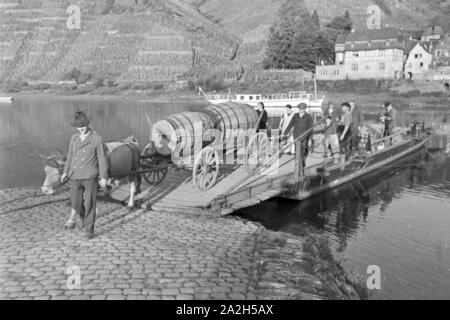 Dans Moselbauern Beilstein auf dem Weg zur Arbeit in den Weinberg, Deutschland 1930 er Jahre. Les vignerons sur leur lieu de travail, de l'Allemagne des années 1930. Banque D'Images