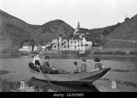 Dans Moselbauern Beilstein auf dem Weg zur Arbeit in den Weinberg, Deutschland 1930 er Jahre. Les vignerons sur leur lieu de travail, de l'Allemagne des années 1930. Banque D'Images