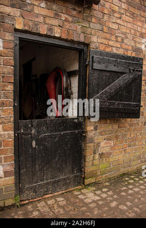Ouvrir la porte stable avec l'amure accroché au mur Banque D'Images