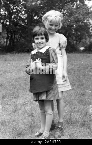 Kindheitsszenen im Deutschen Reich der 1930er Jahre. Des scènes de l'enfance en Allemagne pendant les années 1930. Banque D'Images