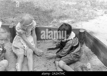 Kindheitsszenen im Deutschen Reich der 1930er Jahre. Des scènes de l'enfance en Allemagne pendant les années 1930. Banque D'Images