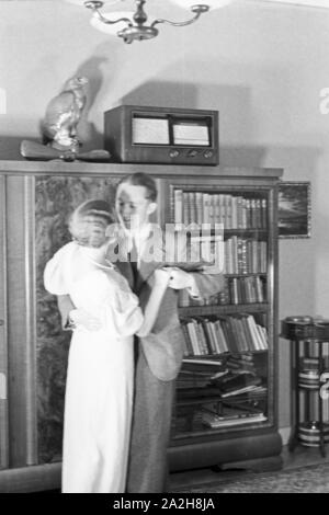 Radio sorgt für das Tanzmusik, Deutschland 1930 er Jahre. radio apporte de la musique pour danser, Allemagne 1930. Banque D'Images