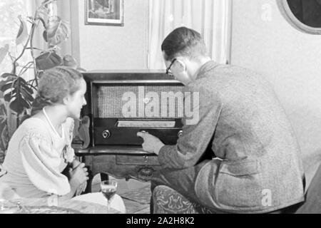 Eine Familie hört, Deutschland Radio er Jahre 1930. Une famille d'écouter la radio, de l'Allemagne des années 1930. Banque D'Images