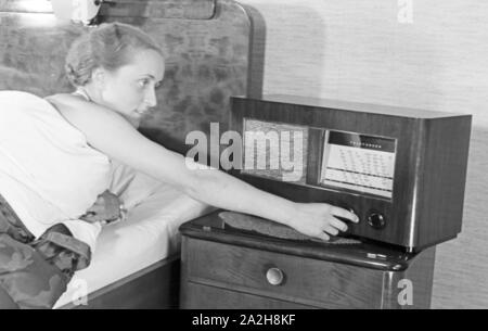 Radio das auf dem Nachttisch, 1930er Jahre Deutschland. Radio sur la table de chevet, Allemagne 1930. Banque D'Images