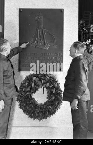 Mitarbeiter an der Gedenkplatte Dieselfeier bei der man im Werk à Augsbourg, Deutschland 1930 er Jahre. Les membres du personnel de la lecture te plaque commémorative sur l'anniversaire Diesel à l'usine MAN à Augsbourg, Allemagne 1930. Banque D'Images