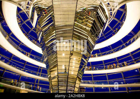 Le dôme de verre au sommet du Reichstag dans la nuit où les visiteurs peuvent observer le Bundestag, la chambre basse du parlement fédéral allemand. Berlin Allemagne Banque D'Images