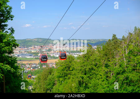 Maribor, Slovénie - 2 mai 2019 : Rouge cabines du téléphérique de pri Gondoli vzpenjaca dans Maribor, Slovénie, connectez le haut de la ville avec la montagne Pohorje Banque D'Images