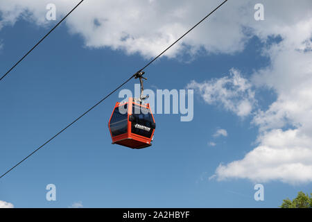 Maribor, Slovénie - 2 mai 2019 : Rouge cabines du téléphérique de pri Gondoli vzpenjaca dans Maribor, Slovénie, connectez le haut de la ville avec la montagne Pohorje Banque D'Images