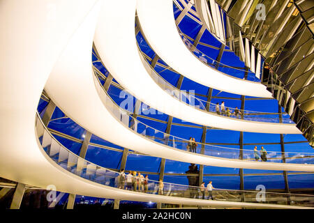 Le dôme de verre au sommet du Reichstag où les visiteurs peuvent observer le Bundestag, la chambre basse du parlement fédéral allemand. Berlin Allemagne Banque D'Images